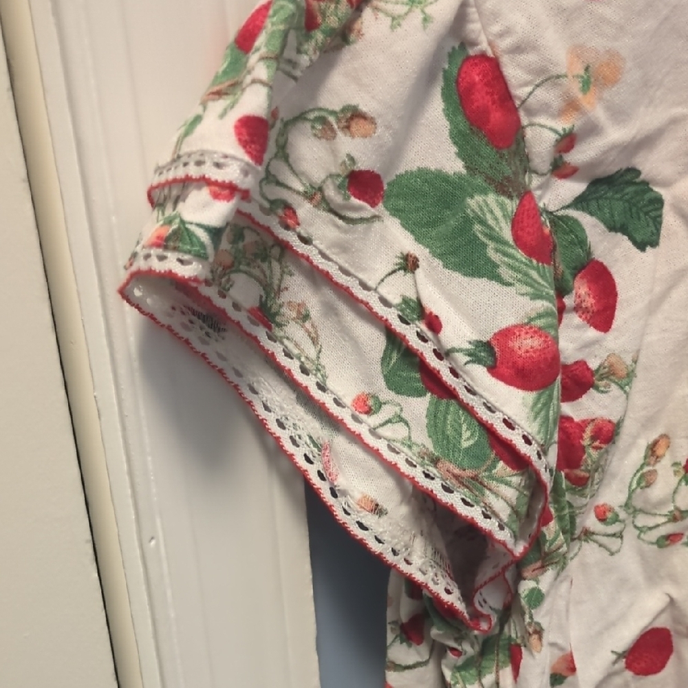 C&C California White Strawberry Print Short Sleeve Blouse - Picture 6 of 7